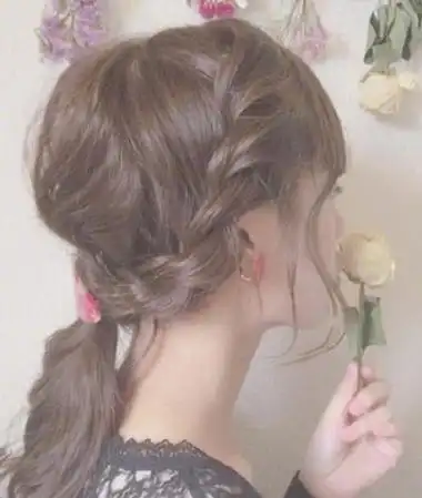 圆脸少女齐刘海编发马尾辫扎发发型