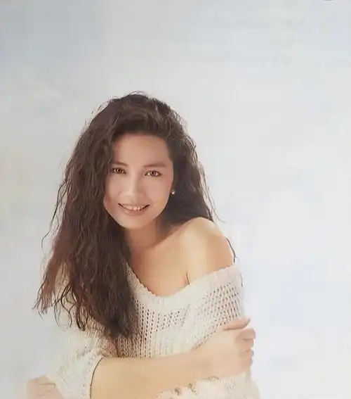 香港第一美女钟楚红现身63岁难掩风华绝代容貌跟朋友吃日料