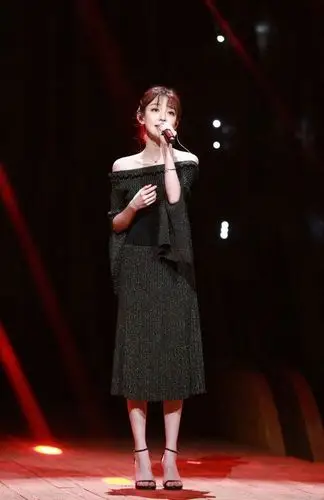 节目开场,汪小敏与许美静,刘维,汪苏泷合唱一首《城里的月光》带给