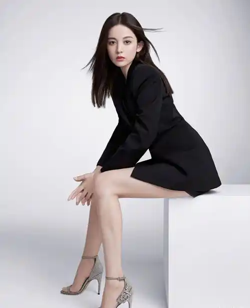 原创古力娜扎用浴巾当反光板拍出写真效果杠杠的白色镂空短裙美翻