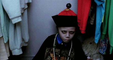 还记得当年林正英主演的《僵尸家族》里那个小僵尸是怎么跳舞吗?