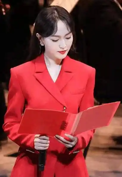 唐嫣的身材简直太好了吧,穿中国红的礼服真的太有气质了.