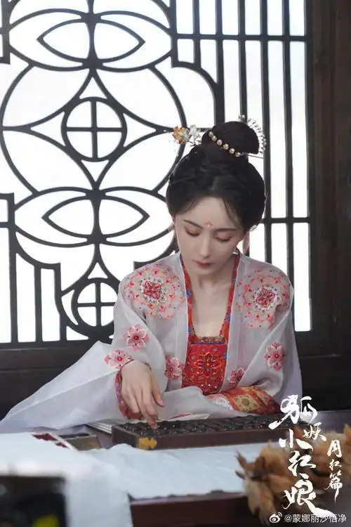 杨幂唐装花钿#杨幂饰演古装美人,唐装花钿惊艳亮相,牡丹花披肩婉约动