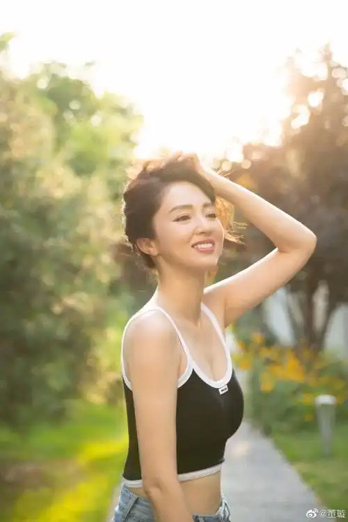 辣妈董璇夏日清凉写真曝光穿吊带身材完美