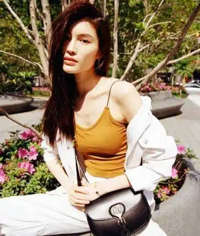 31岁的何穗碎花裙搭配,超模亲自教你怎么搭配衣服