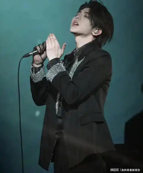 张学友现场和歌迷的互动只有大合唱,蔡徐坤的现场歌迷一直高喊:一声爱