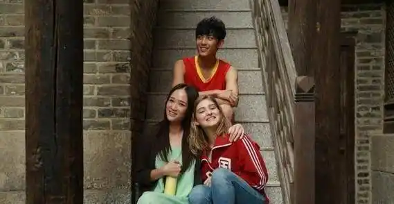 和小21岁吴磊杀青照被捆绑组cp,陈乔恩亲自下场怒斥"神经病"!