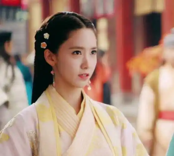 在电视剧《武神赵子龙》中,林允儿饰演夏侯轻衣,她是赵子龙的初恋情人