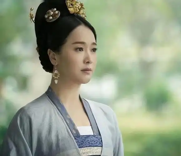 "冻龄"女神左小青大变样!搭档靳东饰演女法官,45岁美出新高度