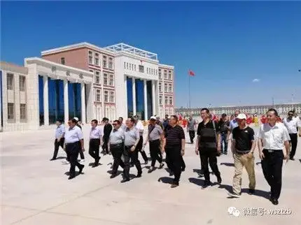 图为在叶城县第七中学考察