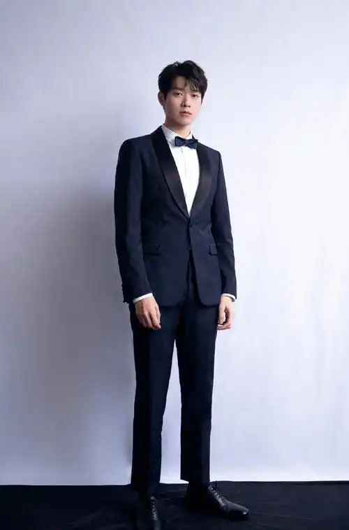 分享一组魏大勋图片给大家,图中的明星图片壁纸会点缀你的电脑桌面