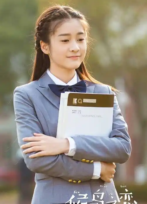 后来主演《旋风少女》,《十五年等待候鸟》逐渐有了清纯的气质.