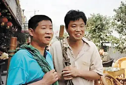 《山城棒棒军》中赵亮与王迅的剧照.互联网