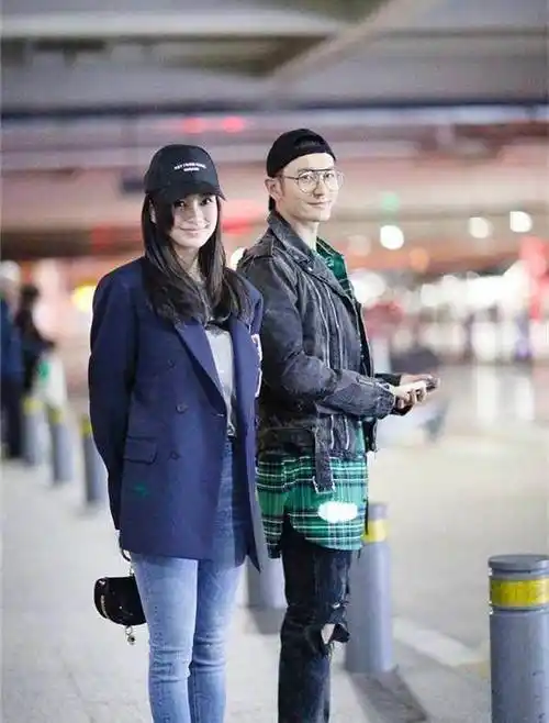 看看女神angelababy的小蛮腰和小细腿,哪里像刚刚生过孩子的样子,也