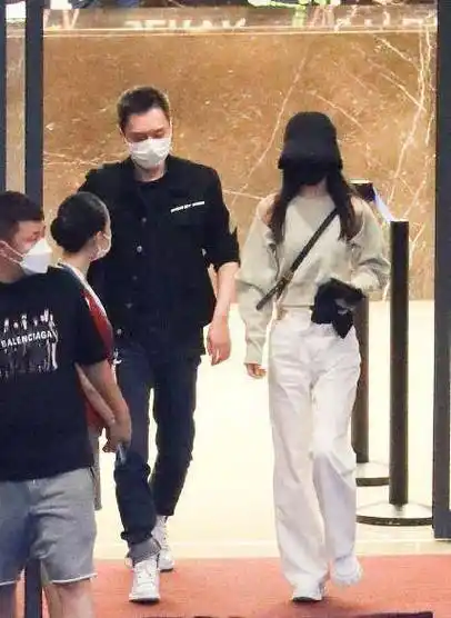 6月份的时候,赵丽颖冯绍峰就曾合体现身机场,最近没有合体的照片,只是