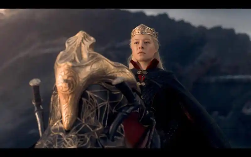 龙之家族大结局:雷妮拉婴孩葬礼上加冕,儿子小路送上血龙狂舞第一血