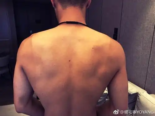 杨佑宁铁人三项赛后变黑 晒肌肉照自侃"纪念品"|杨佑宁|健身|肌肉