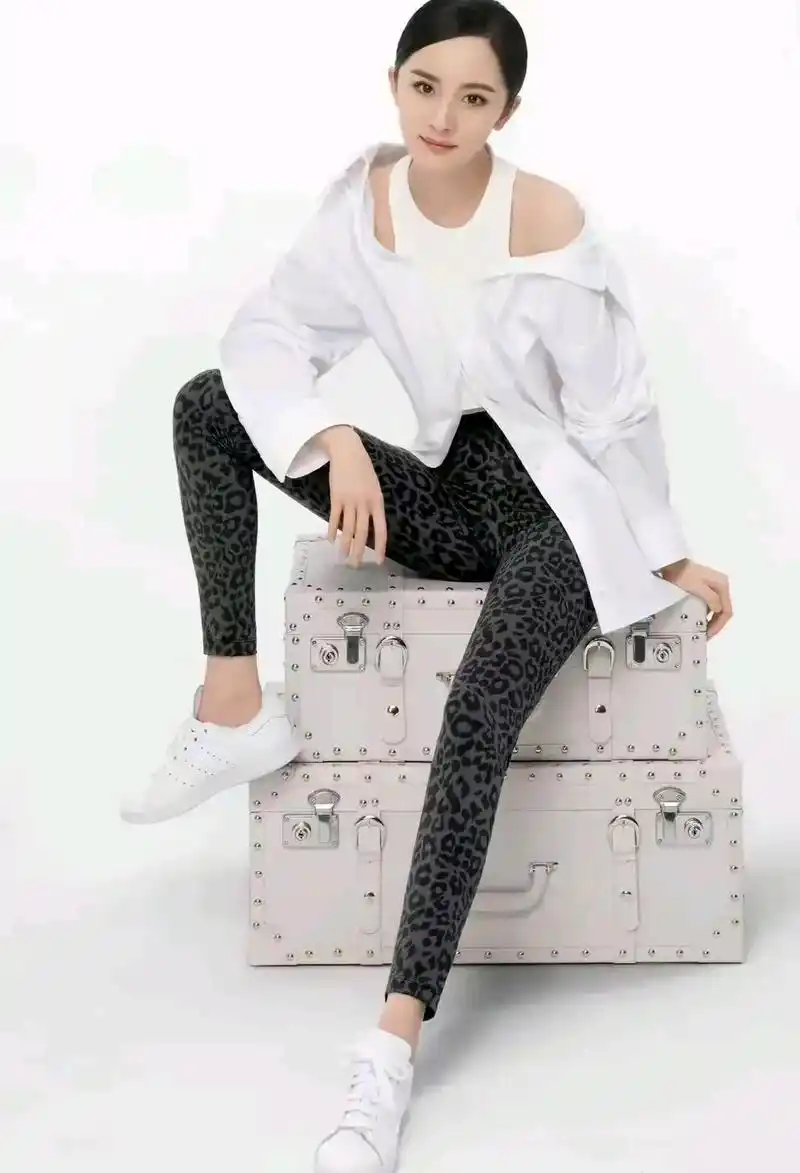 杨幂晒滑板照,一身紧身运动装下裤子成最大亮点