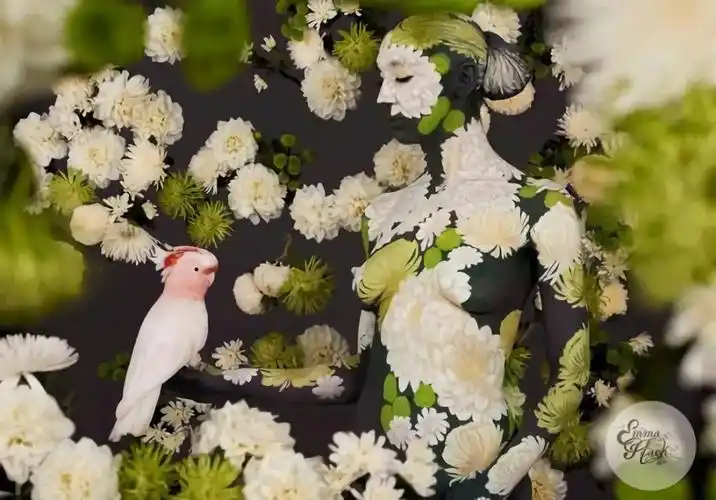 「裸女」隐匿于花草中