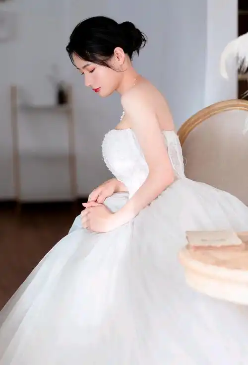 洁白的婚纱女孩,纯洁甜美,温柔迷人