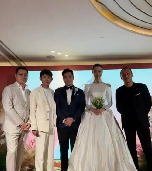 杨紫大学同学结婚,张一山担任伴郎,戴眼镜颜值封印不抢新郎风头_魏健