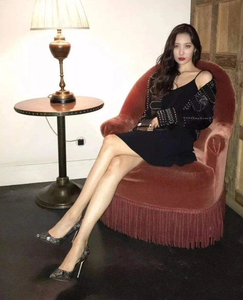 女明星的秀腿方式要上天杨幂玩腿精坐杨超越穿短袜好少女