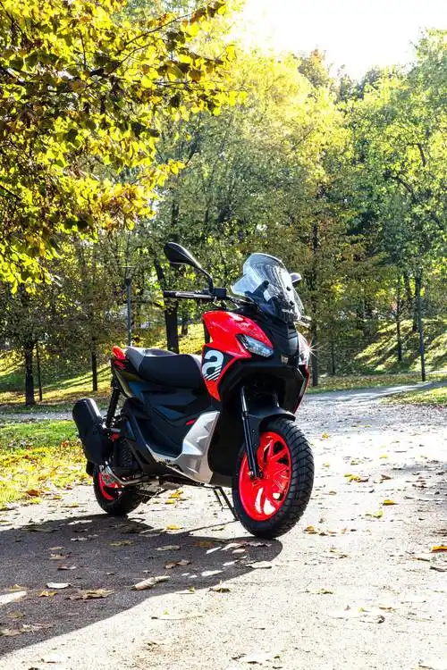 阿普利亚srgt125200户外特写