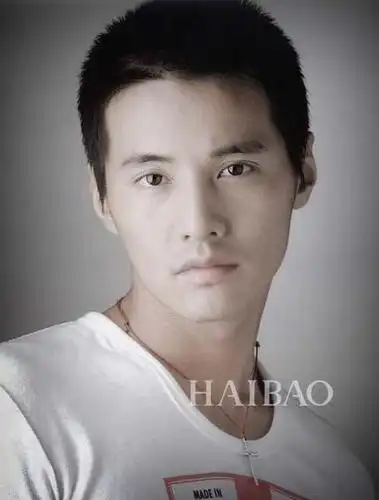 刘亚仁剪寸头男神剃头心动or幻灭只在一瞬间