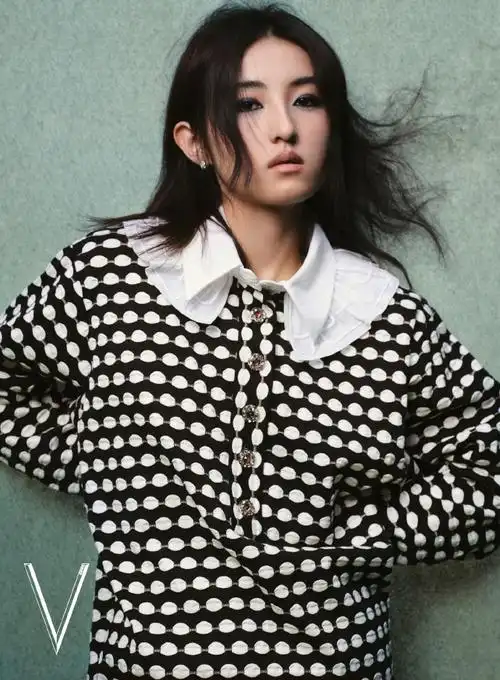 张子枫x《v magazine》 带着本真的好奇,在流动的色彩中体验生命的