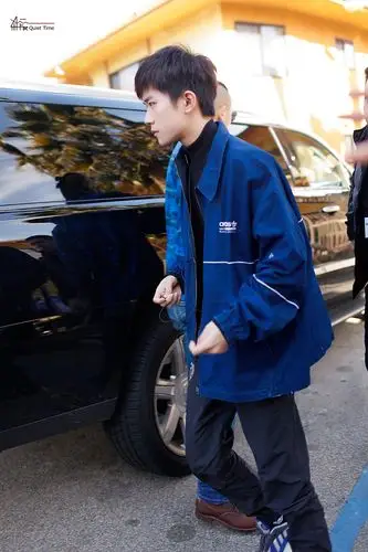 易烊千玺洛杉矶街拍干净清爽的蓝色牛仔外套,是你们的男朋友了