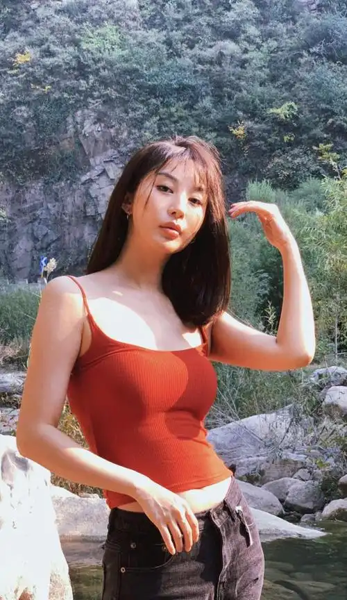 李菲儿这颜值和身材也是相当不错的