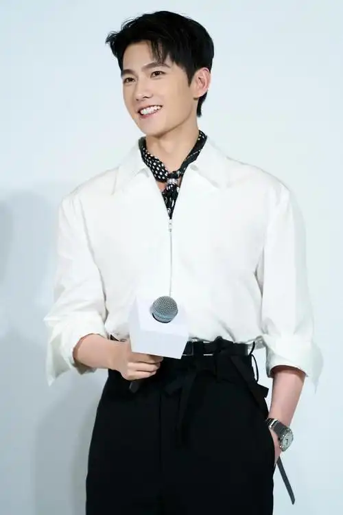 帅气演员杨洋最新线下活动生图释出啦!帅的很客观啊!