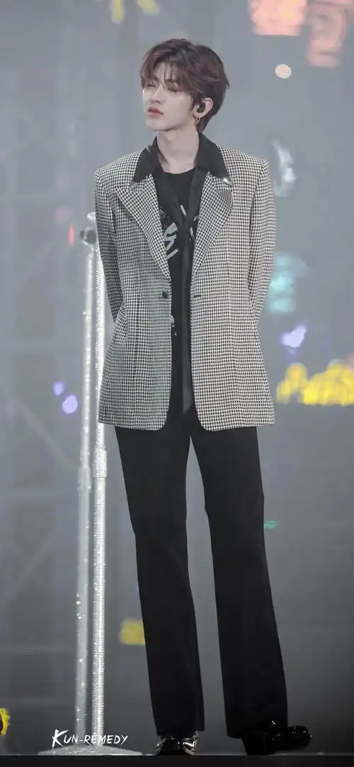 来欣赏蔡徐坤的大长腿