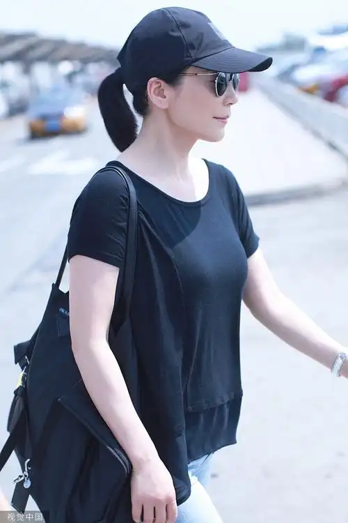 组图:48岁俞飞鸿简单黑t现身机场 皮肤白皙气质优雅