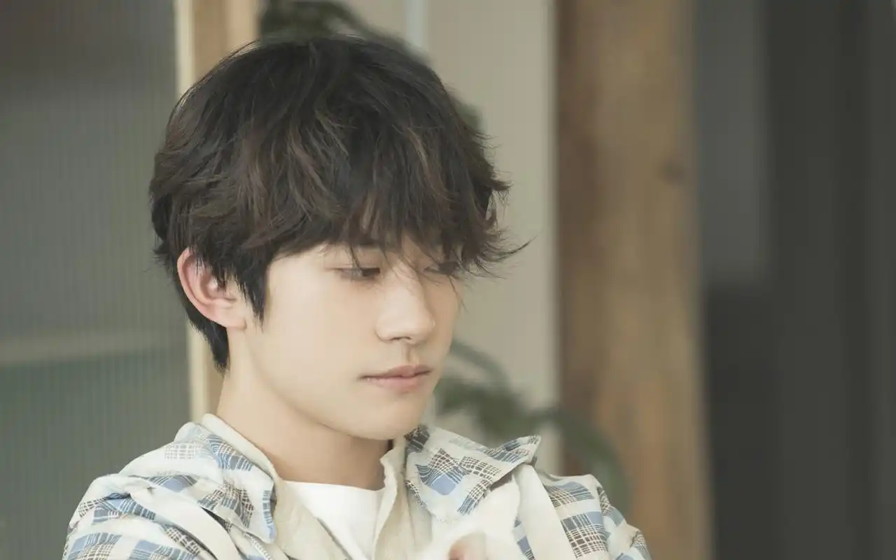 易烊千玺卷发清爽帅气桌面壁纸