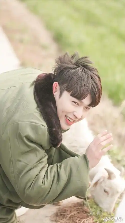 有没有张艺兴的图片笑得很开心尤其是对着镜头笑的那种