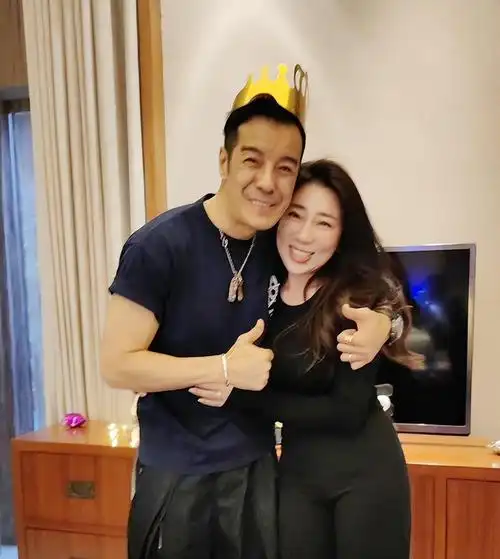 演员海一天娶二婚漂亮妻子对继子视如己出重组家庭也幸福