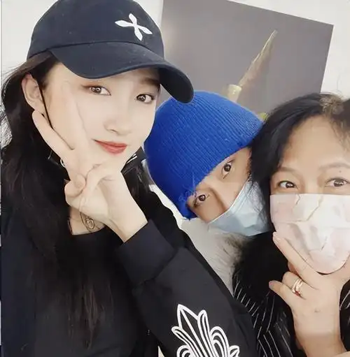 关晓彤与朋友亲密合影手提包包价值四万一双长腿白嫩纤细