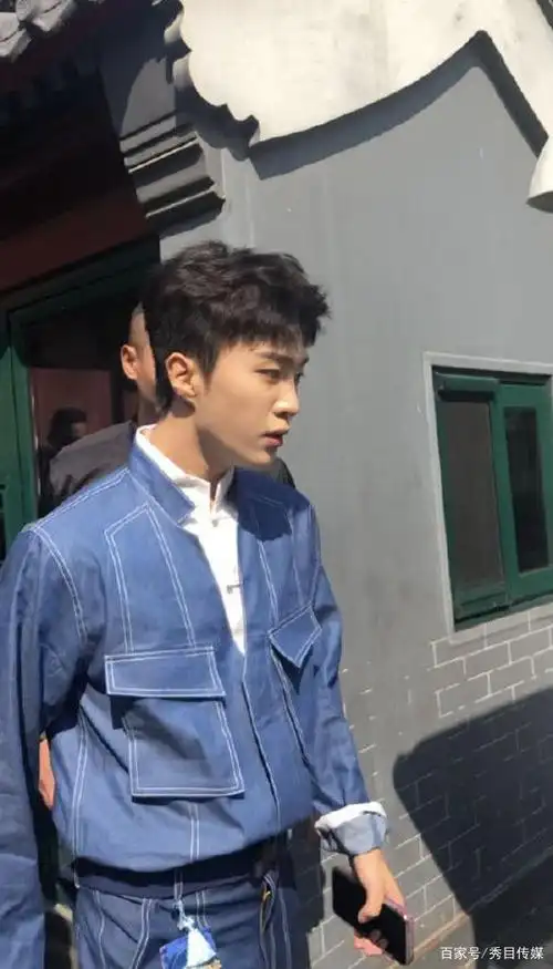 范丞丞疑似室内抽烟被拍粉丝急忙解释他是在吃东西