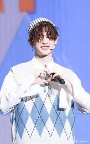 你的17岁,风华正茂,走上了更大的舞台,沉着冷静的演讲告诉大家,黄明昊