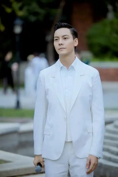 陈伟霆白色西装适配度#出席央视国庆晚会造型,纯白西装look配上大背头