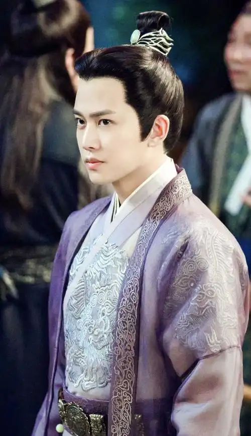 可以分享下任嘉伦的神仙照片吗,谢谢啦(ps:因锦衣之下入坑,超级喜欢