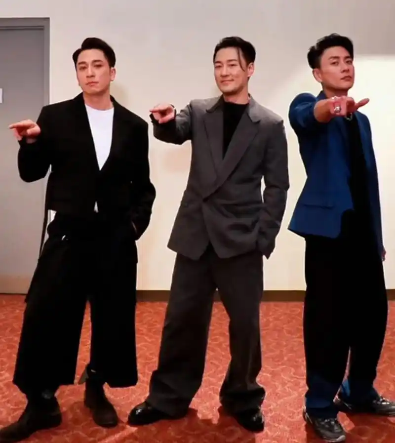 三人身高都是1米80硬是被摄影师拍成了五五分,林峯说是拍摄角度问题