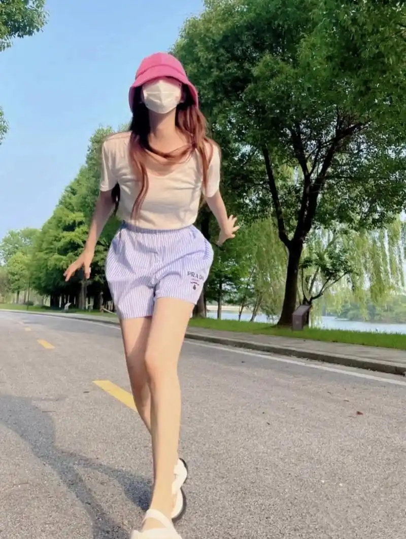 赵露思今日私服,超舒服的一身!t恤搭配条纹短裤和凉鞋,特别轻盈!