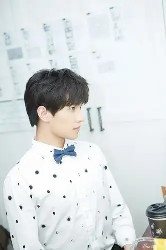 组图:杨洋曝工作花絮照 态度认真满溢暖男气息_高清图集_新浪网