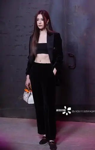 宋妍霏生图"马甲线"太绝!挑战猫眼烟熏妆前后像变了一个人