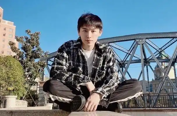 被吴亦凡牵出的杨旭文,同为"京圈"力捧新人,曾是任娇案男主