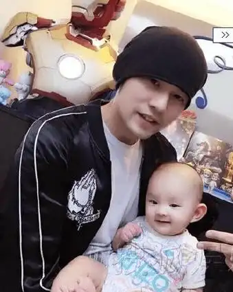 周杰伦晒5岁女儿豪华座驾,价值两千多万,不用工作年收入过亿_孩子_台