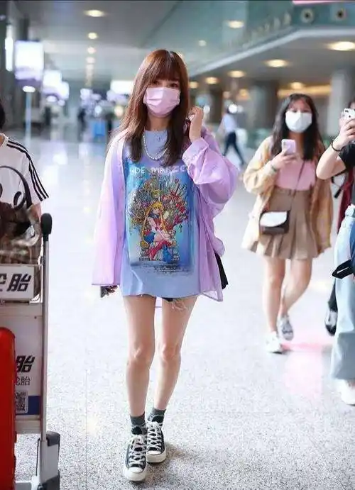 李小璐罕见现身机场,面对镜头心情大好,网友:眼里少了往日风采_张伟欣