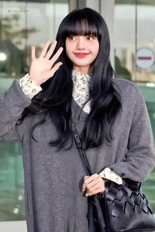 lisa机场私服街拍,灰色针织裙内搭碎花衬衫,黑长卷发甜美可爱